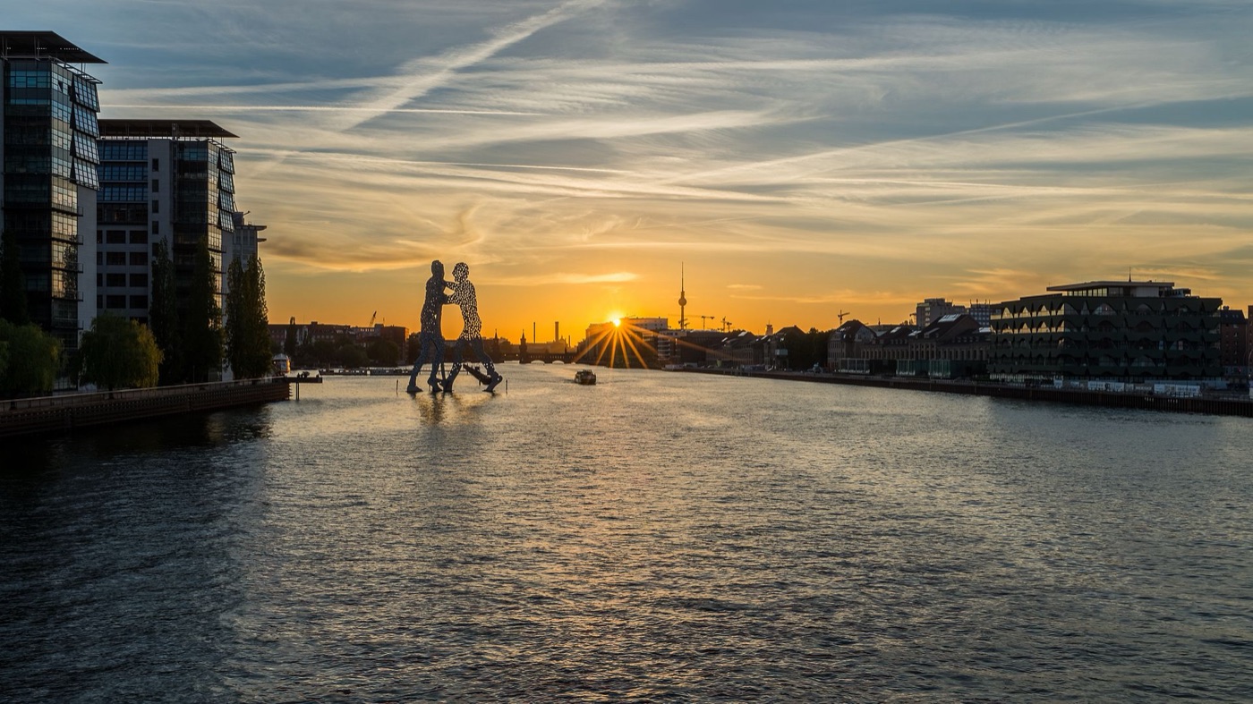 Die Molecule Men in der Spree